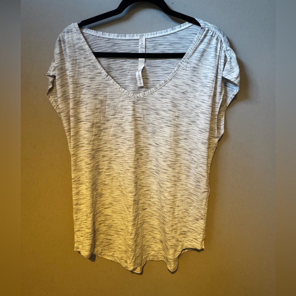 Lululemon Cap Sleeve T-shirt in a white and gray heathered stripe pattern sz 12